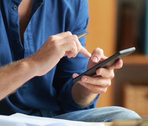 Persona utilizando un smartphone